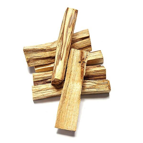 Palo santo palo en soporte en mesa de madera al aire libre Fotografía de  stock - Alamy